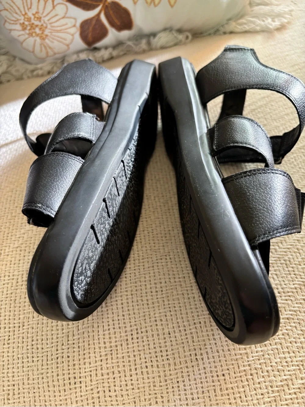 Propét Comfort Walking Shoe Sandals Black Adjustable Cross Strap Size 10